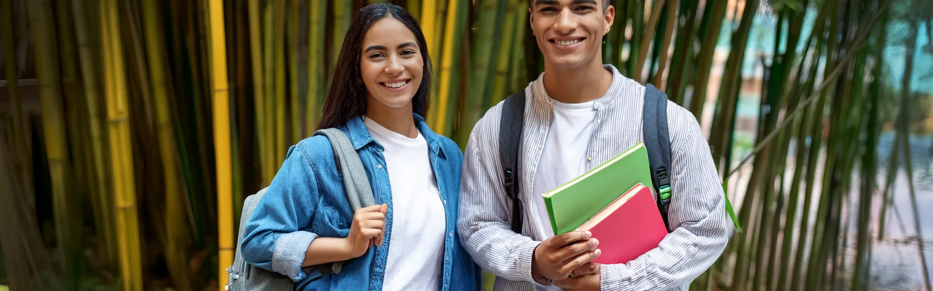 Joven mujer y hombre en el campus universitario de la Javeriana Cali, realizando asignaturas del Premédico