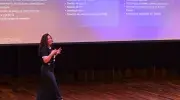 Yesenia Niño, gerente de Cinecolor, empresa representante de Disney en Colombia, durante su conferencia en la Javeriana Cali