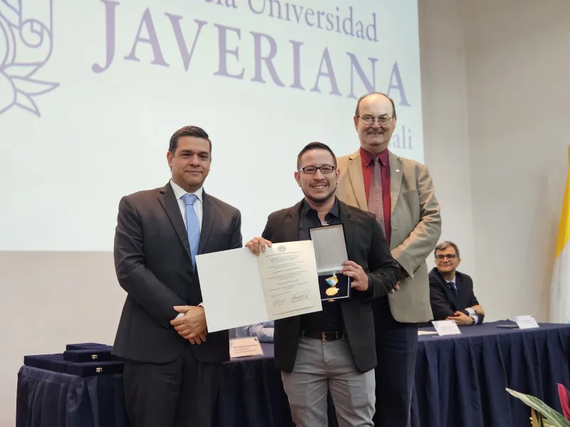 Cruz San Pedro Claver: 25 estudiantes reconocidos por sus calidades humanas y espíritu javeriano Cruz San Pedro Claver: 25 estudiantes reconocidos por sus calidades humanas y espíritu javeriano