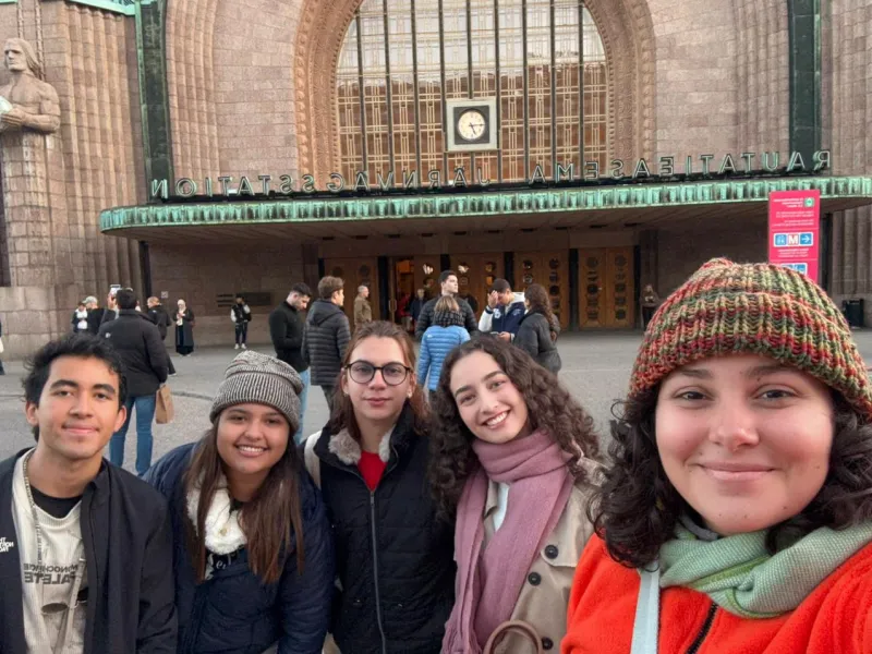 Estudiantes javerianos están en Finlandia co-creando soluciones globales junto a empresas internacionales Estudiantes javerianos están en Finlandia co-creando soluciones globales junto a empresas internacionales