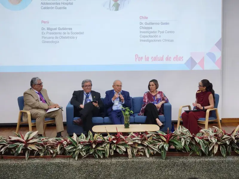 La moderadora, María Elisa Holmes de Organon LATAM, Dra. Rita Peralta, Coordinadora del Programa para Adolescentes Hospital Calderón Guardia Costa Rica, Dr. Miguel Gutiérrez, expresidente de la Sociedad Peruana de Obstétricia y Ginecológia, Dr. Guillermo Galán, investigador principal del Centro de Capacitación e insvestigación Clínica Chile y Dr. Edgar Iván Ortíz, vicepresidente de FIGO, en el panel Retos en educación sexual y reproductiva: Liderazgo, extramuralidad e innovación en educación de salud