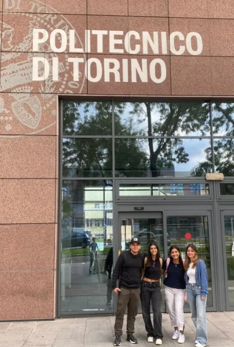 Cuatro estudiantes de Ingeniería Industrial de la Facultad de Ingeniería y Ciencias de la Universidad Javeriana Cali viajaron a Italia en septiembre para llevar a cabo su doble titulación en la Maestría en Engineering and Management en el prestigioso Politécnico di Torino. Esta iniciativa no solo representa un avance significativo en sus trayectorias académicas, sino que también abre puertas a un mundo de oportunidades laborales a nivel internacional.