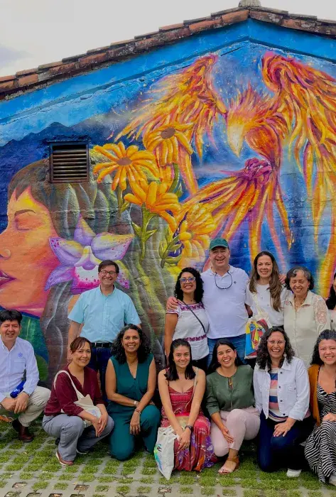 Una sola casa: El encuentro de las Vicerrectorías del Medio Universitario  Entre el 14 y el 17 de abril, la Universidad Javeriana vivió un encuentro que transformó la gestión en un acto de creación compartida. Lo que inició como una mesa técnica para trazar el horizonte del 2025 al 2030, se convirtió, bajo el liderazgo y la presencia de los padres Luis Alfonso Castellanos, S.J. y Juan Enrique Casas Rudbeck, S.J., en un diálogo profundo sobre nuestra identidad. En este espacio, las Vicerrectorías del Medio U